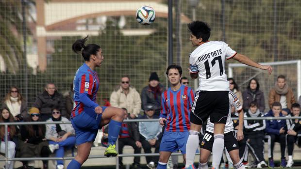 Mari Paz, delantera del Valencia Femenino: «Se le está dando demasiada importancia a no jugar en Mestalla»