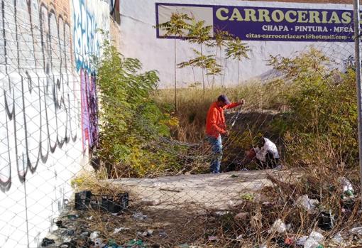 Toxicómanos pinchándose en un solar lleno de porquería