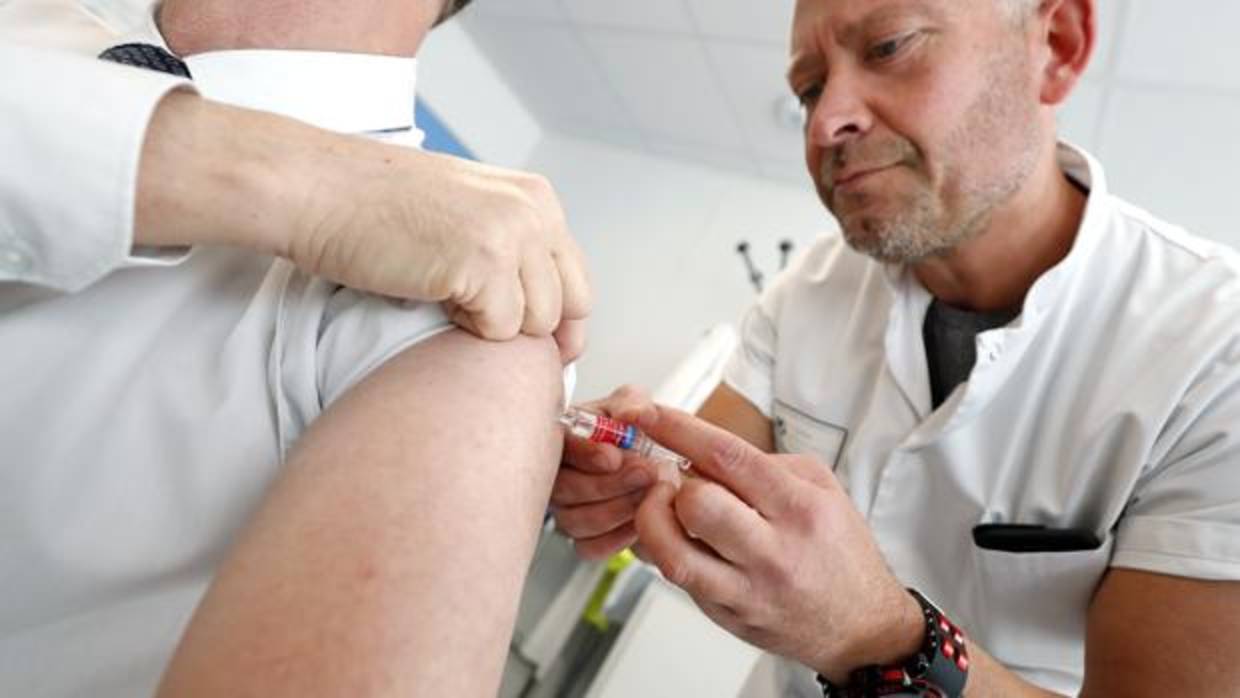 Personal sanitario administrando una vacuna antigripal