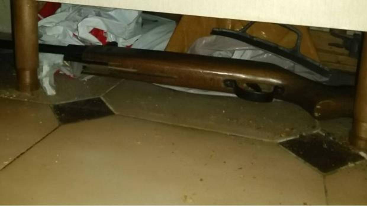 La carabina, debajo de un mueble en el domicilio de Santa Pola desde donde su dueña la usó para disparar