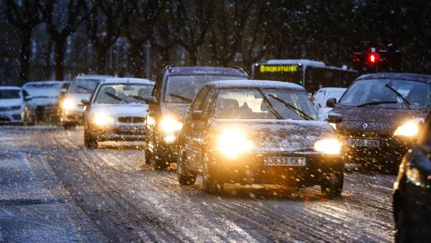 Cierre de puertos, cadenas en los coches y suspensión de clases por el temporal de nieve en el País Vasco