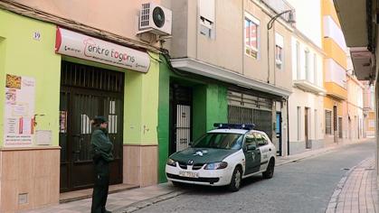 La Guardia Civil custodia la vivienda en la que recibió la paliza la mujer en Guadassuar, Valencia