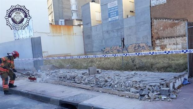 Herida grave una menor tras caerle encima un muro de dos metros derrumbado por el viento en Castellón