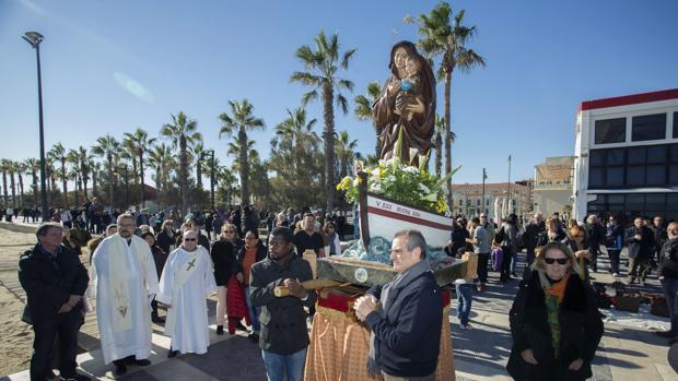 Pescadores llevan en procesión a la Virgen de la Buena Guía en el Paseo Marítimo de Valencia este domingo