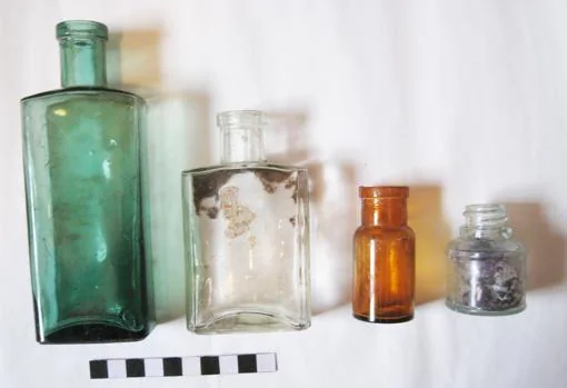 Diferentes frascos encontrados en lo que pudo ser la enfermería. Para medicinas, colonia y de vino