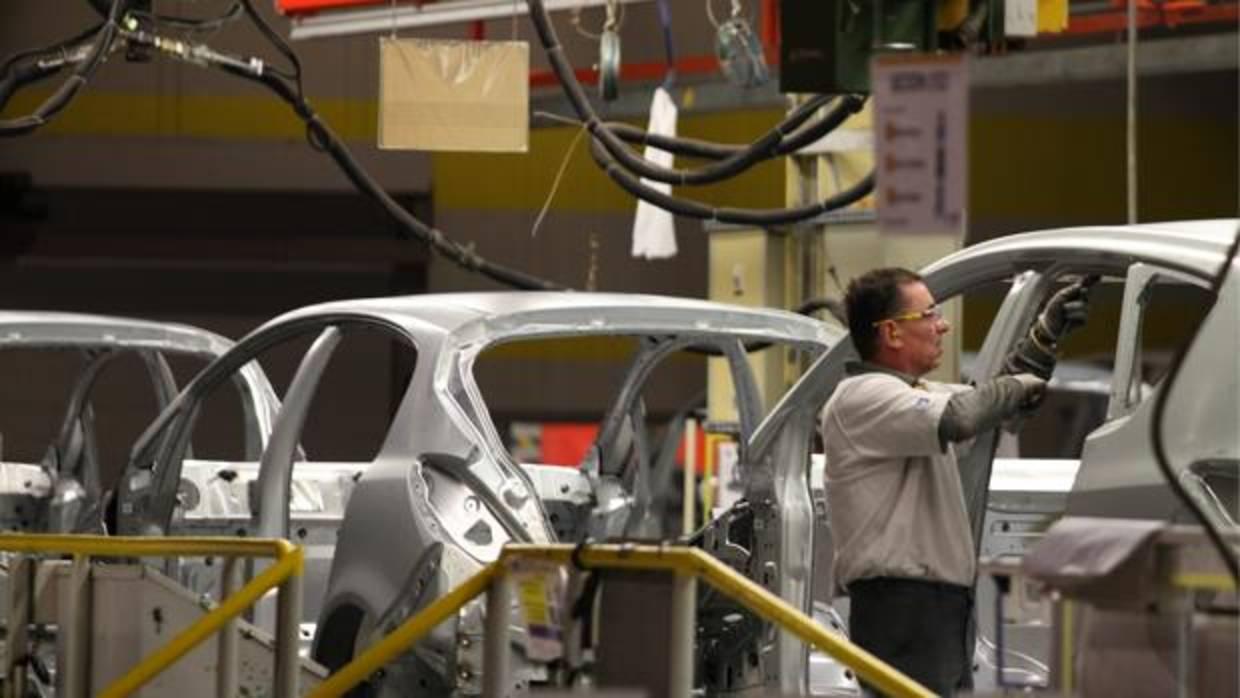 Cadena de montaje de Opel en Figueruelas (Zaragoza), factoría que da trabajo a 5.300 personas y a miles más en empresas auxiliares