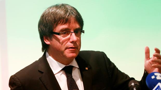 Puigdemont pide a PP, PSOE y Cs que «saquen sus manos» de las estructuras del Govern