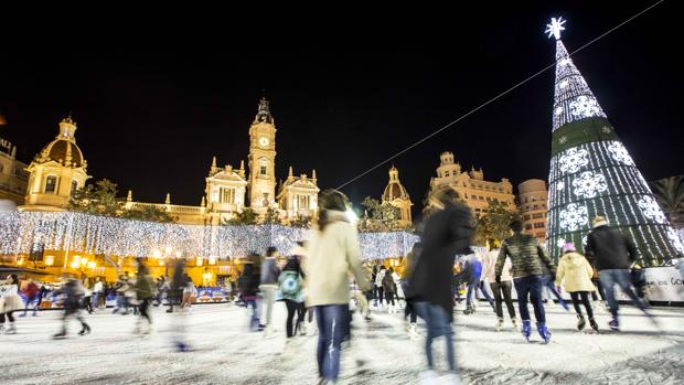 «La del Ayuntamiento, la plaza del apagón»: el PP critica el recorte en iluminación navideña en Valencia