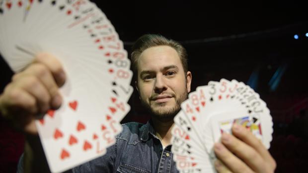 Un conductor ebrio atropella y fractura un brazo al mago Jorge Blass en Vigo