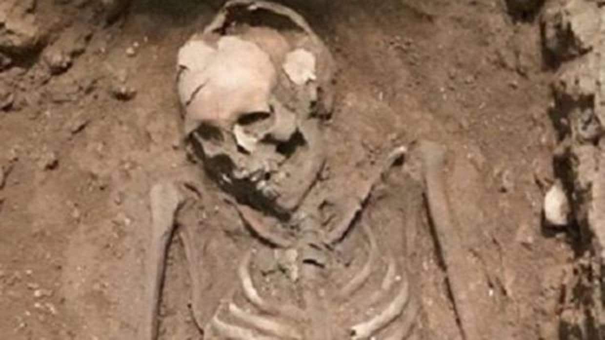 Imagen del esqueleto de la mujer enterrada hallada en las excavaciones de una plaza de Valencia