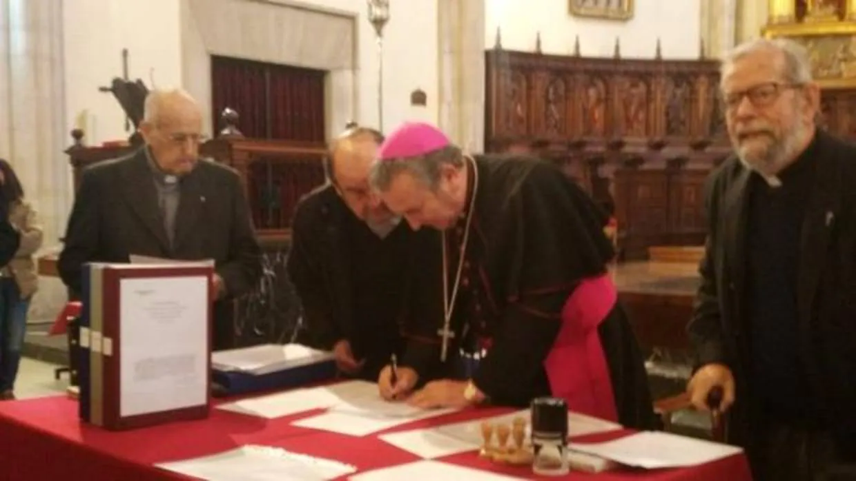 Firma de la solicitud enviada al Vaticano por la Diócesis de Ciudad Real