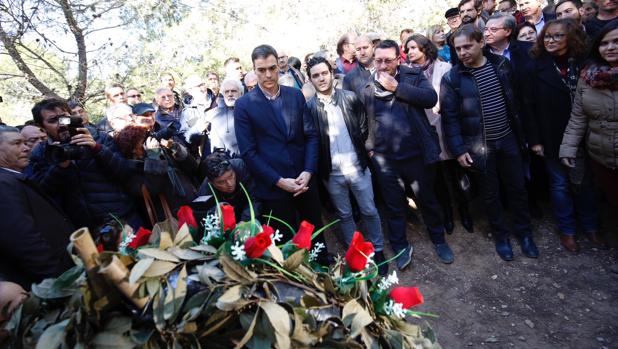 Pedro Sánchez plantea la retirada por Ley de los restos mortales de Franco del Valle de los Caídos