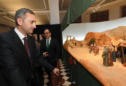 César Sánchez observa la exposición de belenes en el Palacio Provincial