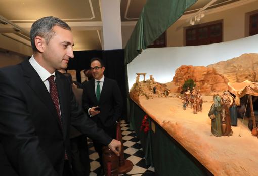 César Sánchez observa la exposición de belenes en el Palacio Provincial