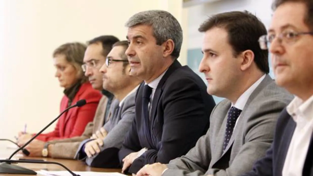 Álvaro Gutiérrez, en el centro, rodeado de su equipo de gobierno
