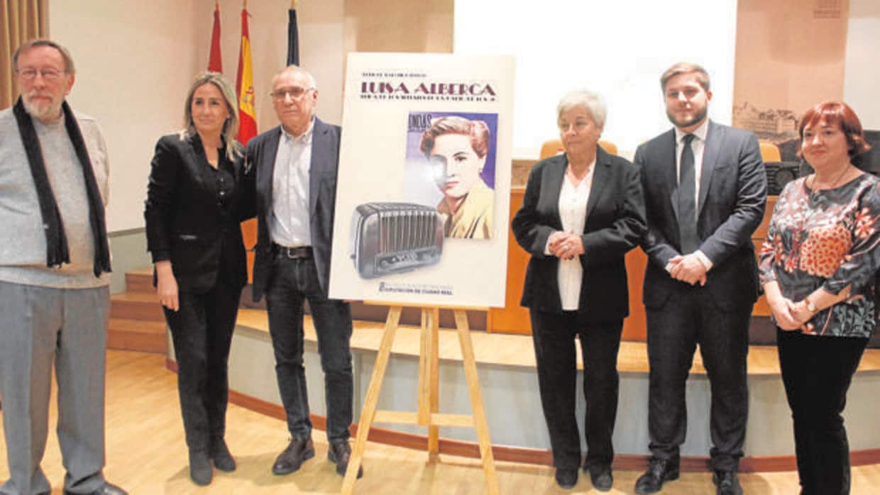 La alcaldesa, Milagros Tolón, y el consejero Portavoz, Nacho Hernando, asistieron, entre otros, a la presentación de libro del periodista Enrique Sánchez Lubián