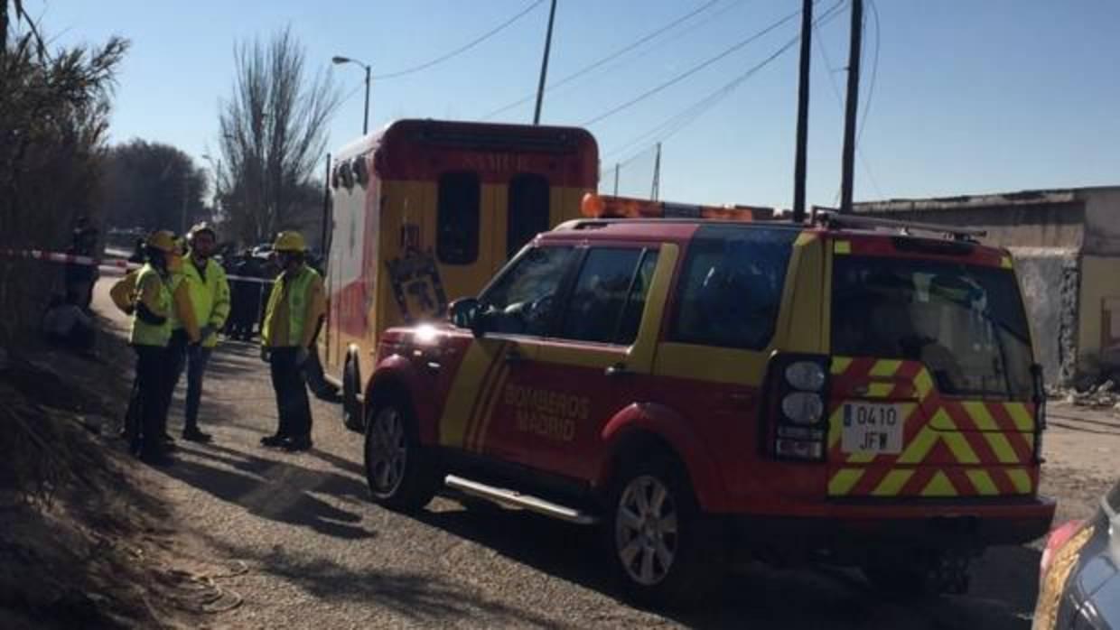 Varias ambulancias asisten a los afectados, ayer en la Cañada Real