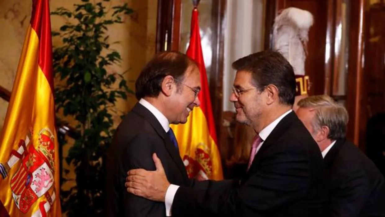 El ministro de Justicia, Rafael Catalá, saluda al presidente del Senado, Pío García-Escudero