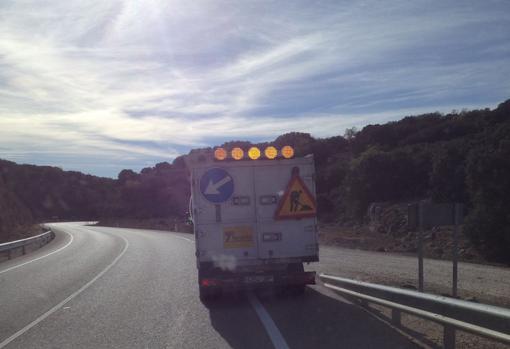 Vehículo de Fomento esparciendo glifosato en la N-420, en Cuenca