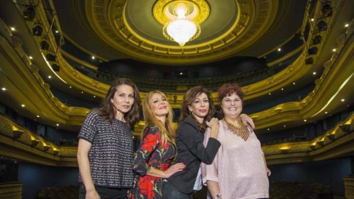 Las acrices Fabiola Toledo, Ana Obregón, Elisa Mantilla y Teté Delgado, en la presentación de la comedia «Sofocos Plus» en el Teatro Principal