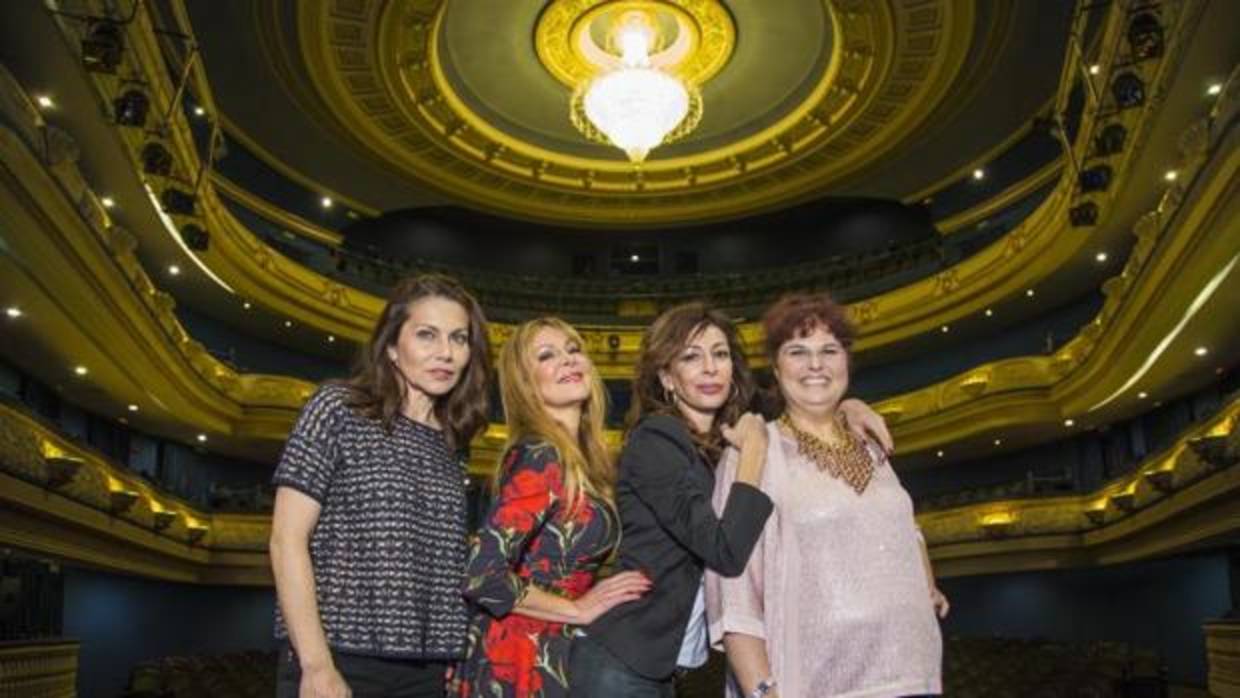 Las acrices Fabiola Toledo, Ana Obregón, Elisa Mantilla y Teté Delgado, en la presentación de la comedia «Sofocos Plus» en el Teatro Principal