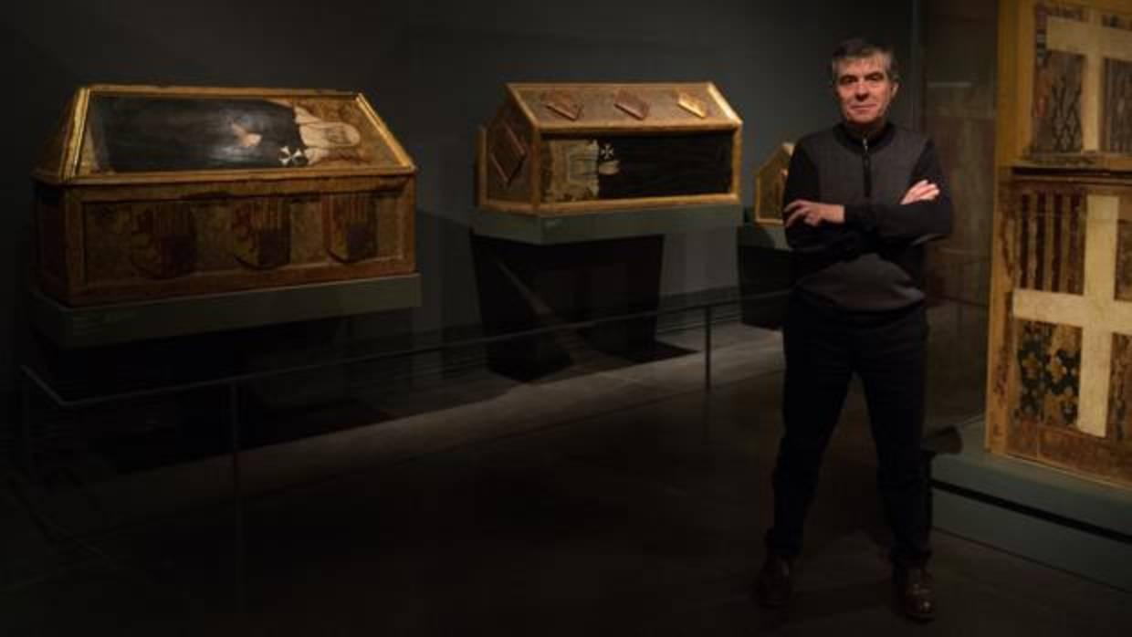 El director del Museo de Lérida, Josep Giralt, ante varias de las piezas del tesoro de Sijena