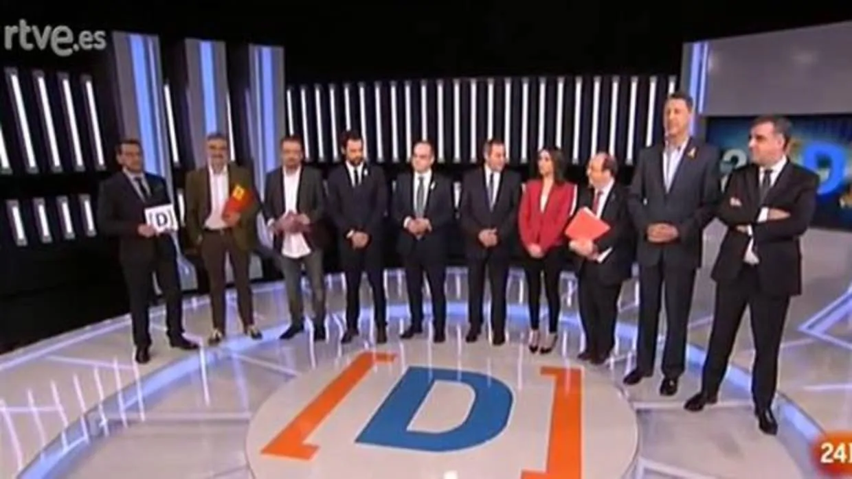 Foto de los candidatos y los responsables de TVE, momentos antes del debate de esta noche