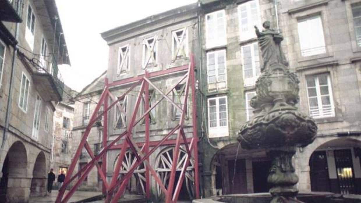 Edificio apuntalado en la zona vieja de Lugo