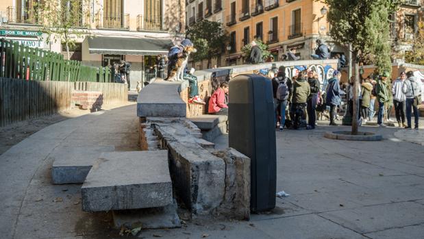 Alerta en Malasaña: crecen el botellón, los destrozos y los pisos turísticos ilegales