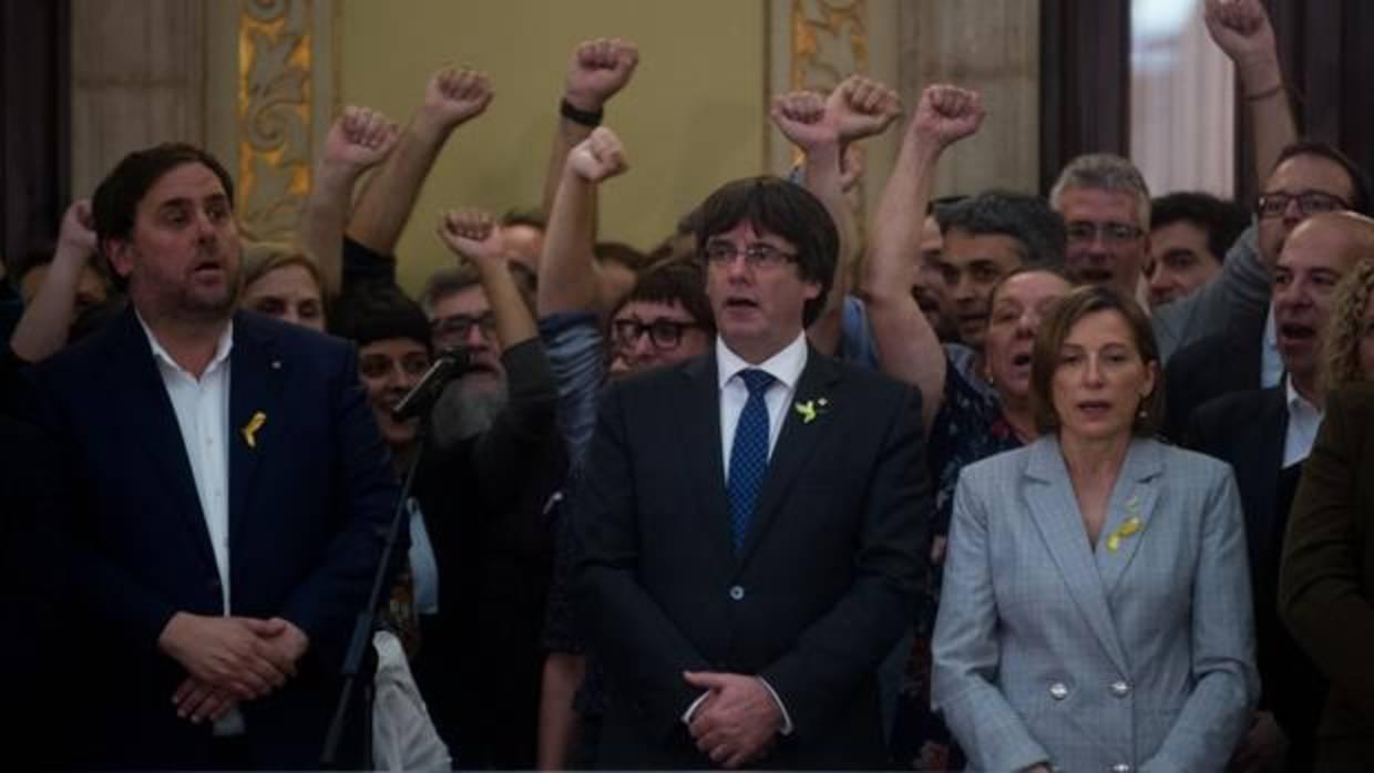Junqueras, Puigdemont y Forcadell, en una de las exhibiciones independentistas que protagonizaron en el Parlamento catalán
