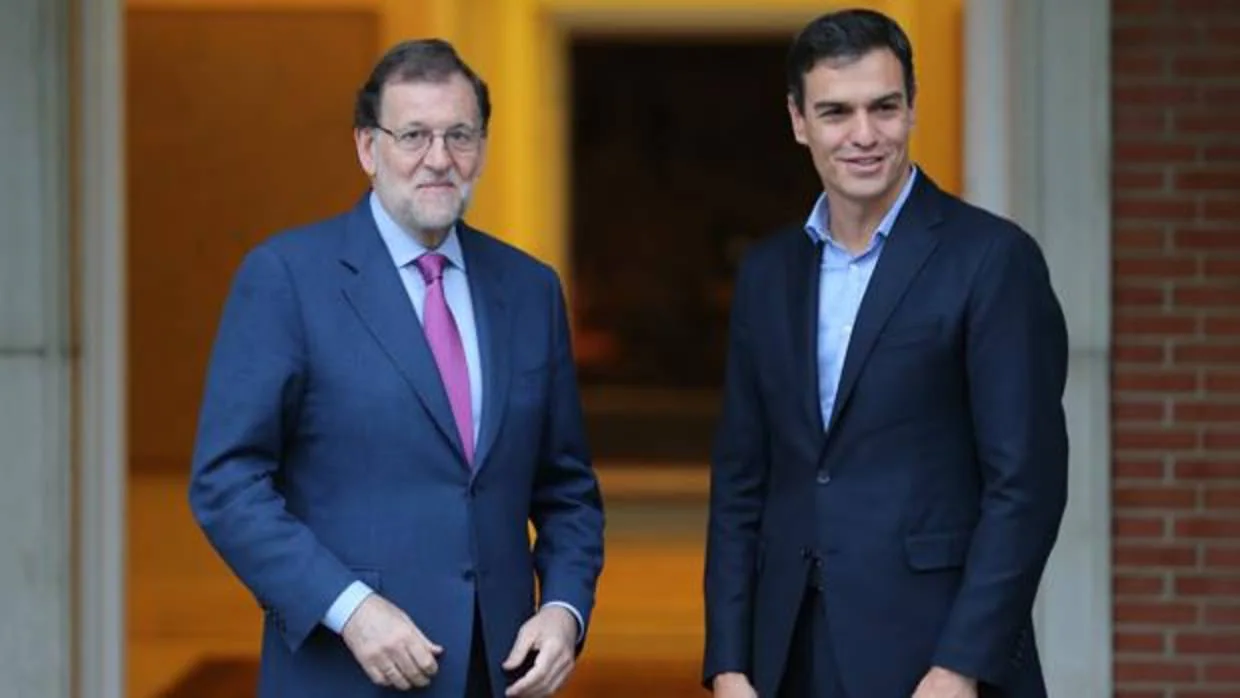 El presidente del Gobierno, Mariano Rajoy, junto al secretario general del PSOE, Pedro Sánchez, en la puerta de La Moncloa en una imagen de archivo