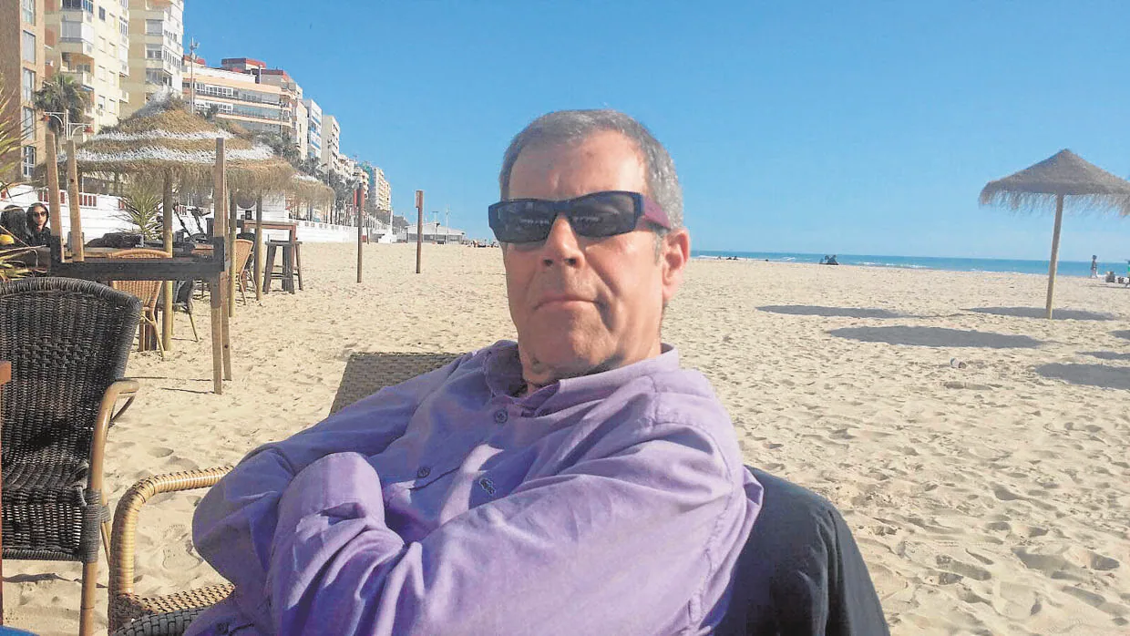 El periodista deportiva Tomás Guasch posa en una playa