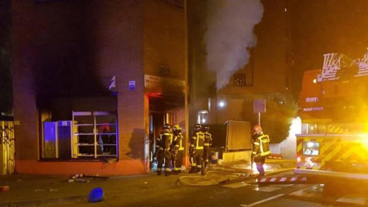 Los bomberos sofocan el incendio de la tienda de alimentación