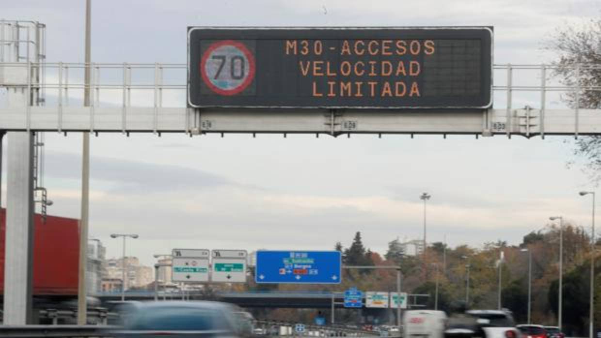 Un cartel en la M-30 informa del límite de velocidad a 70 Km/h, debido a la alta contaminación