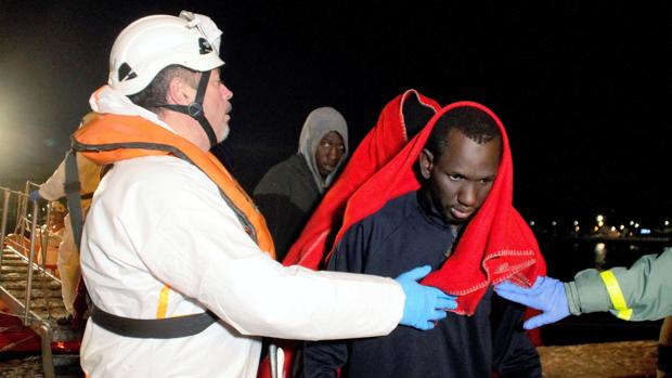 Rescatan a un centenar de inmigrantes en dos pateras en aguas del Estrecho