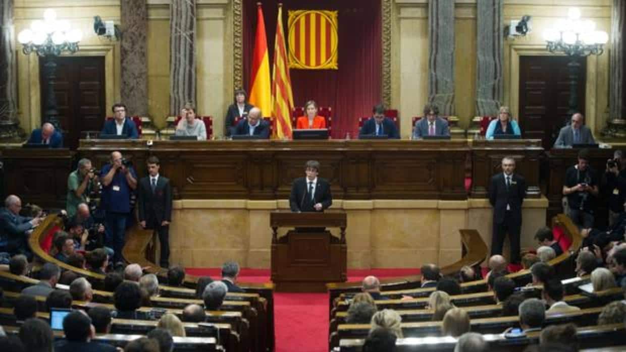 Carles Puigdemont, en el Parlamento de Cataluña para hacer una declaración después del referéndum del 1 O. Foto: Inés Baucells.