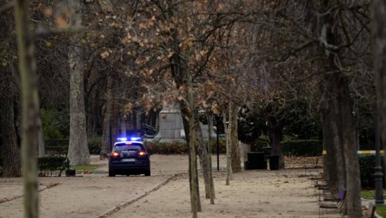 Un coche de Policía circula por el parque del Retiro cerrado, en una imagen de archivo