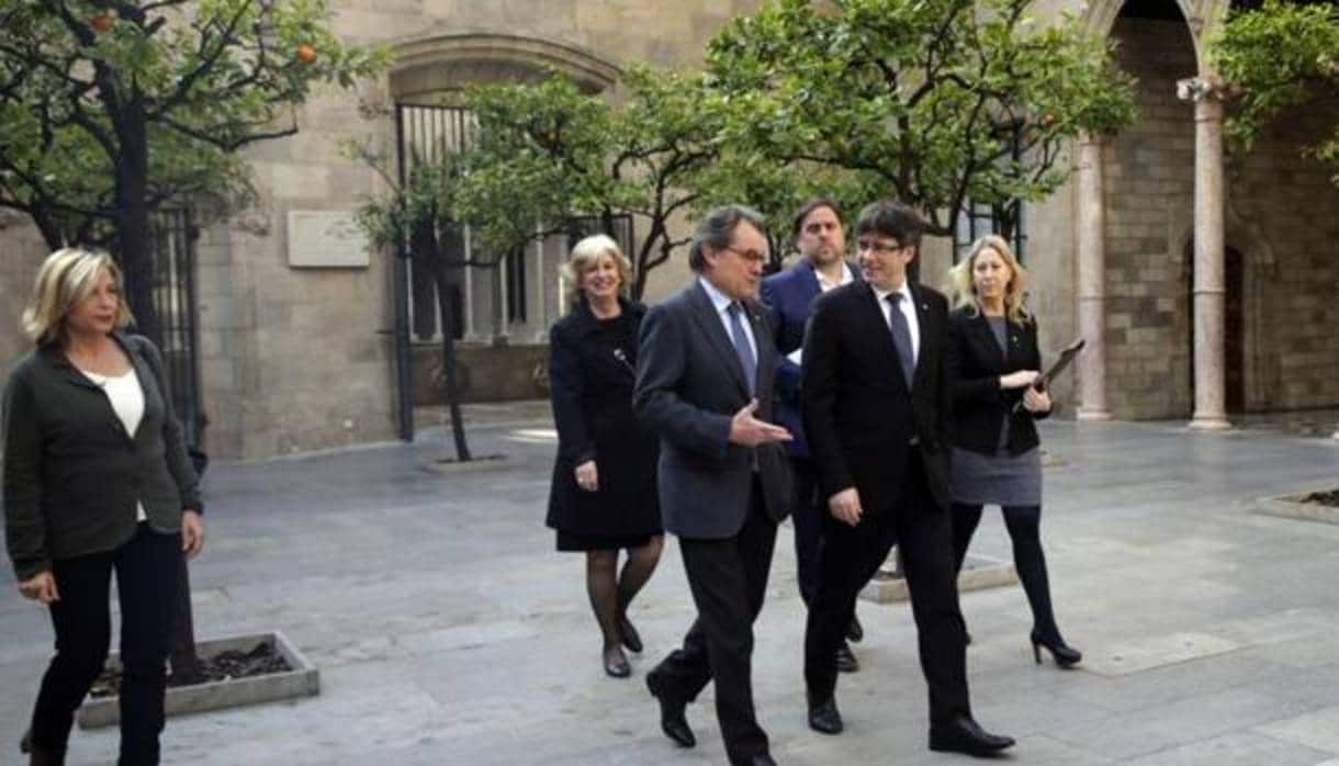 Carles Puigdemont, Oriol Junqueras, Artur Mas, Joana Ortega e Irene Rigau tras una reuniónn en marzo
