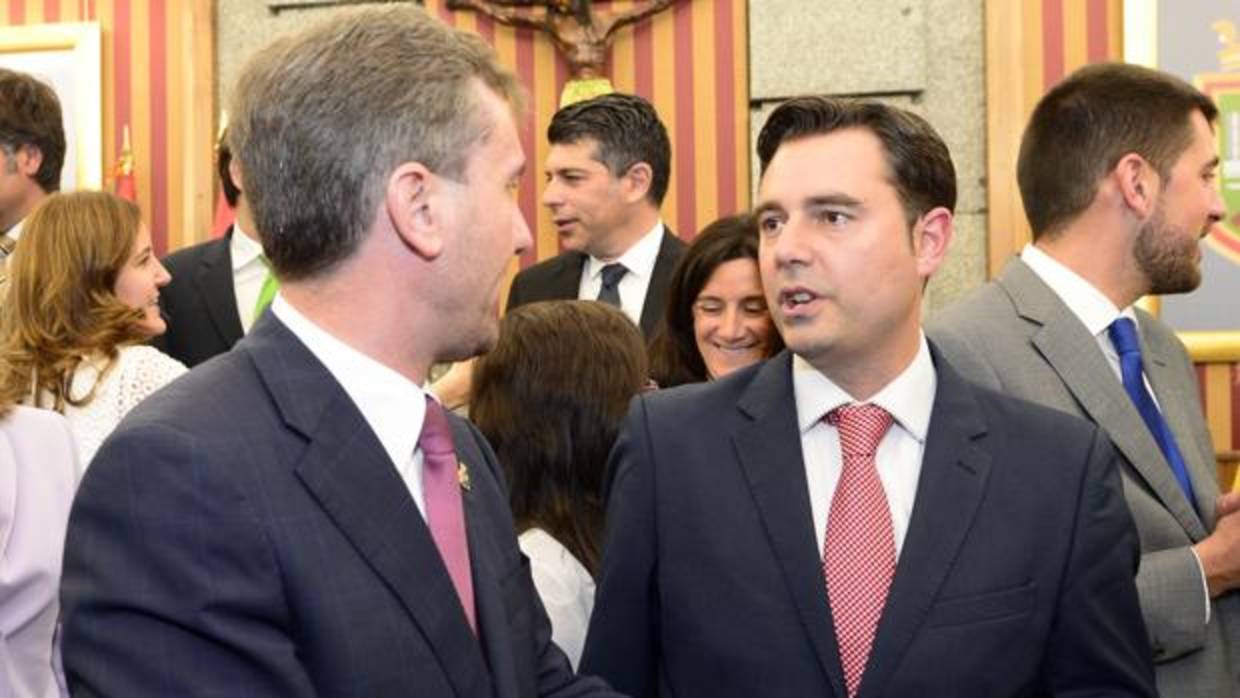 El alcalde de Burgos, Javier Lacalle, charla con el principal líder de la oposición, Daniel de la Rosa, en una imagen de archivo