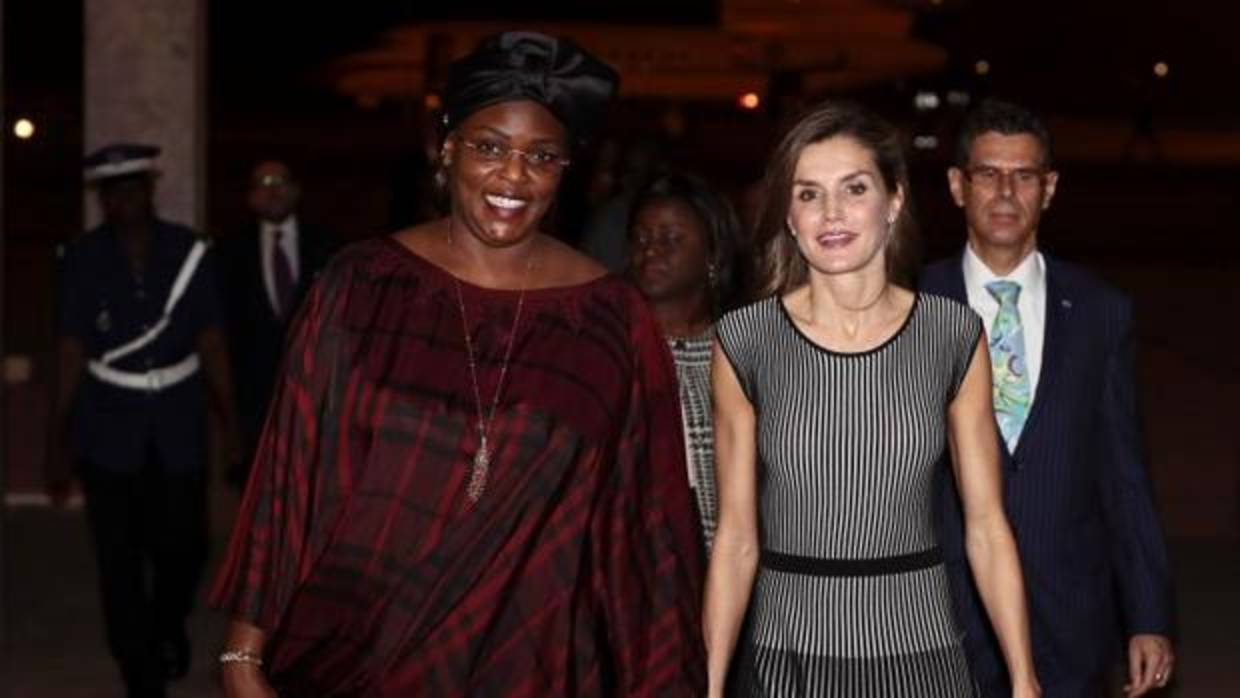 Doña Letizia es recibida por la primera dama de Senegal, Marième Faye, este lunes en Dakar