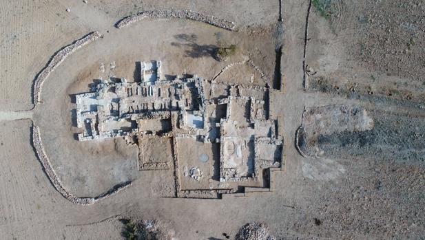 Descubren una iglesia privada del siglo VII en el yacimiento de Los Hitos