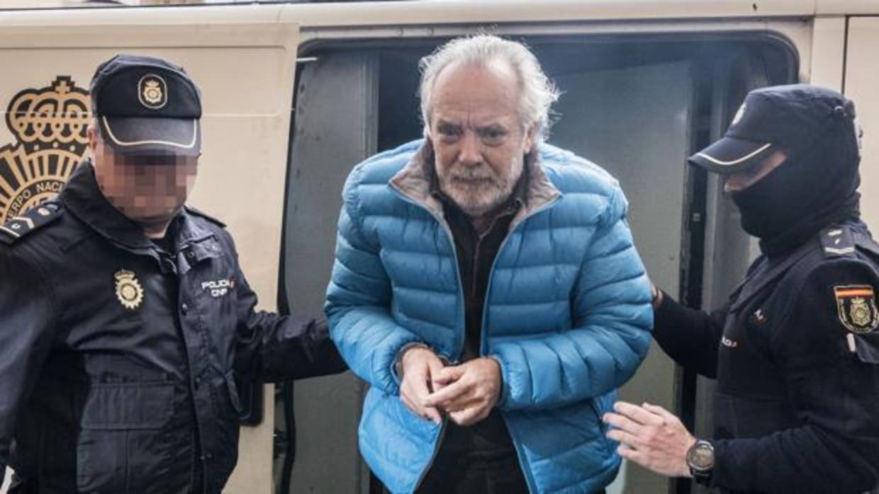 El empresario Tolo Cursach, a su llegada en un furgón policial a los juzgados de Vía Alemania de Palma
