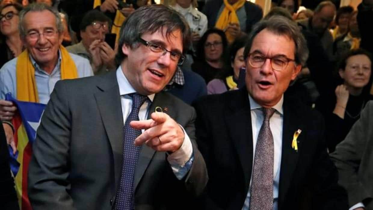 Artur Mas, junto a Carles Puigdemont el pasado 6 de diciembre en un acto en Bruselas