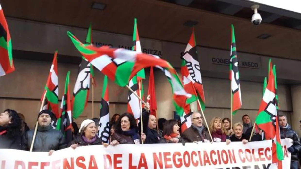 Los trabajadores de la enseñanza pública vasca se rebelan contra la consejera de Educación