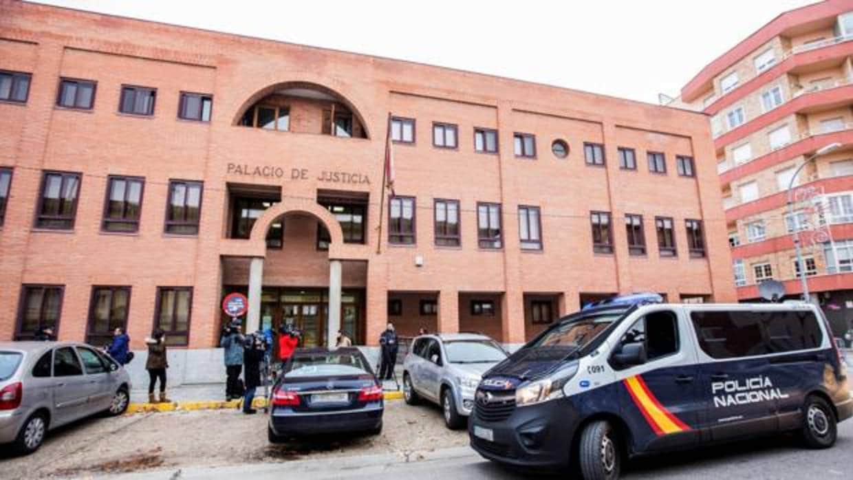 Un furgón de la Policía Nacional y varios periodistas a las puertas de los juzgados de Aranda de Duero donde hoy han declarado los tres jugadores del Arandina Club de Fútbol
