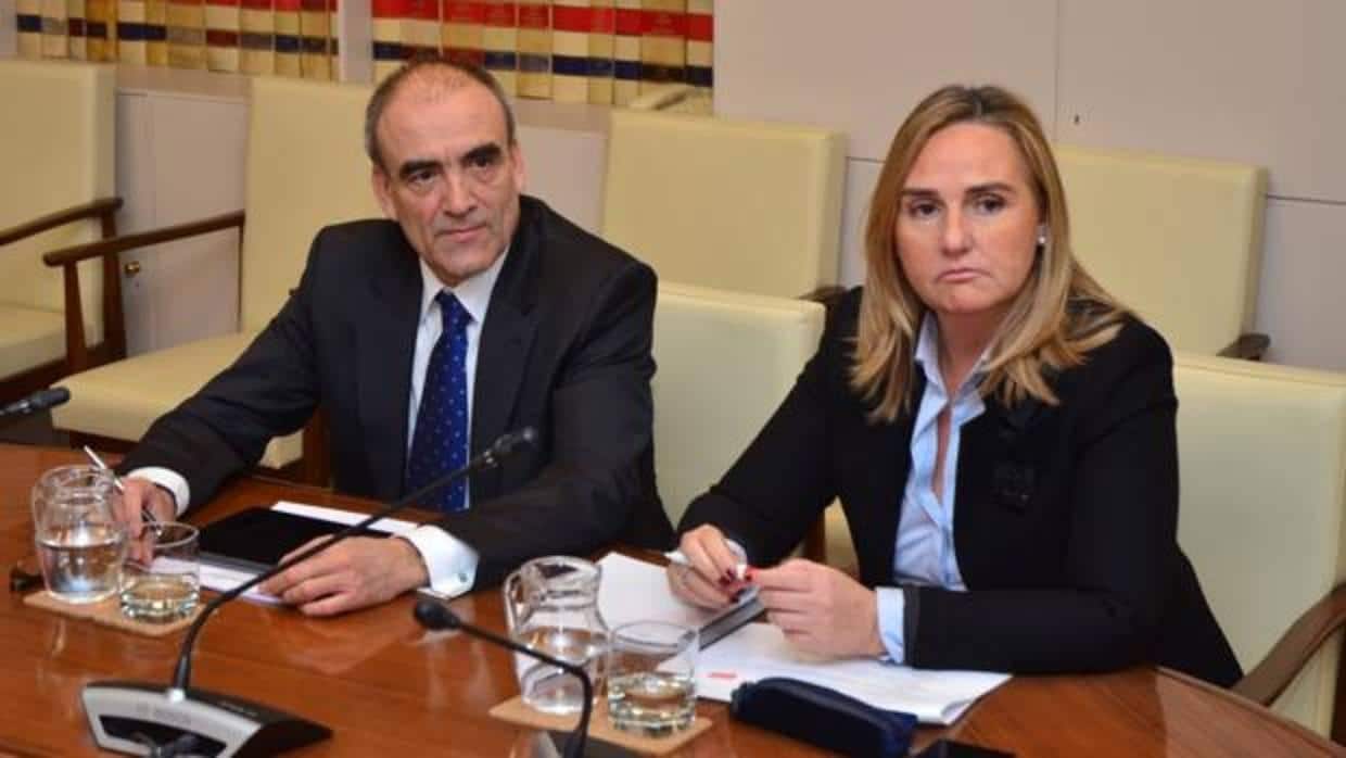 Manuel Niño, secretario de Infraestructuras de Fomento, y Rosalía Gonzalo, consejera de Transportes