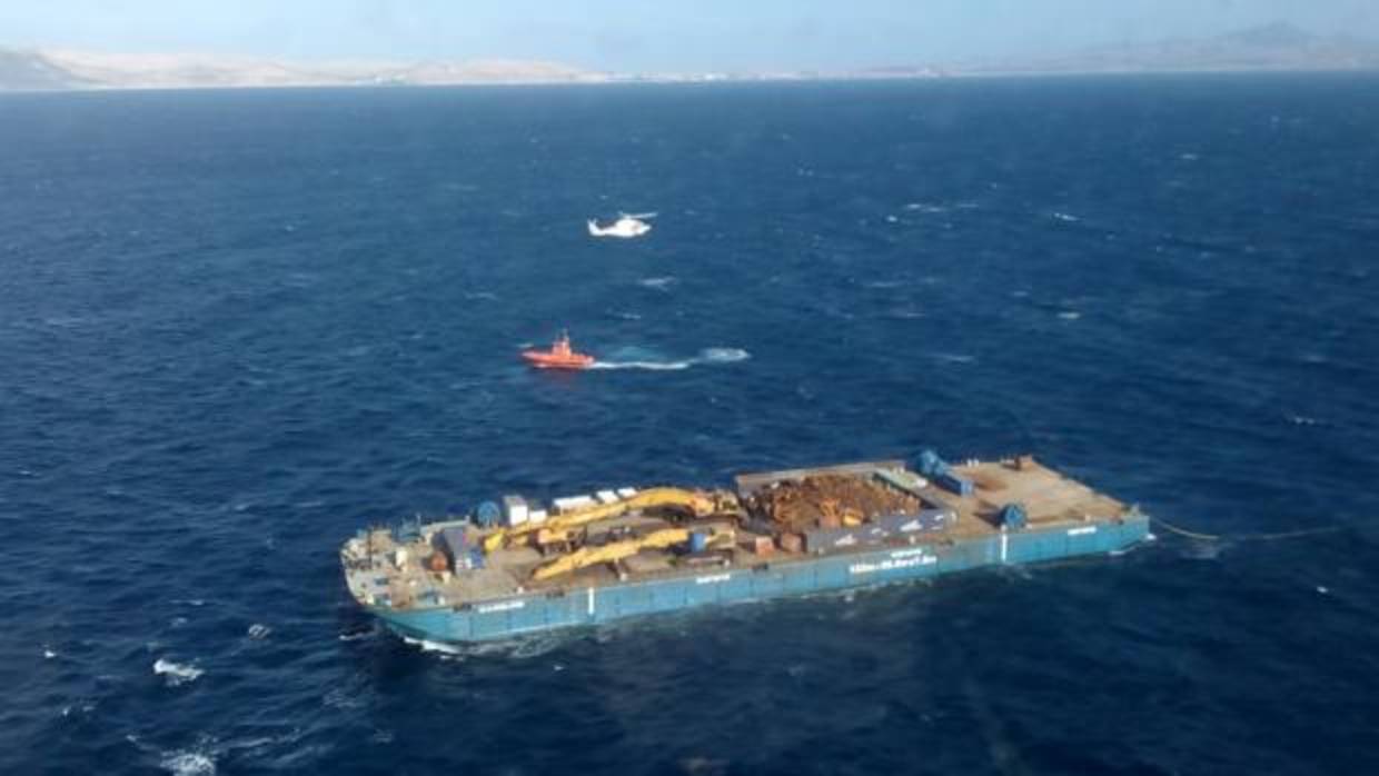La gabarra que era remolcada por el barco holandés Bever al sur de Fuerteventura
