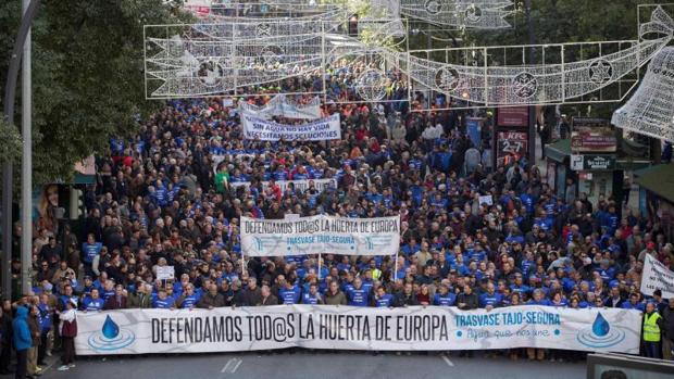 Miles de regantes de Alicante, Murcia y Almería reclaman en la calle una solución para el agua