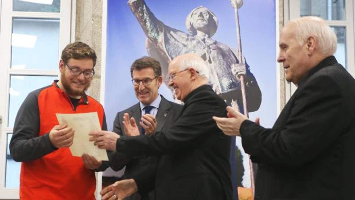 Andrew Patrick, recibe el diploma de manos del arzobispo de Santiago Julián Barrio