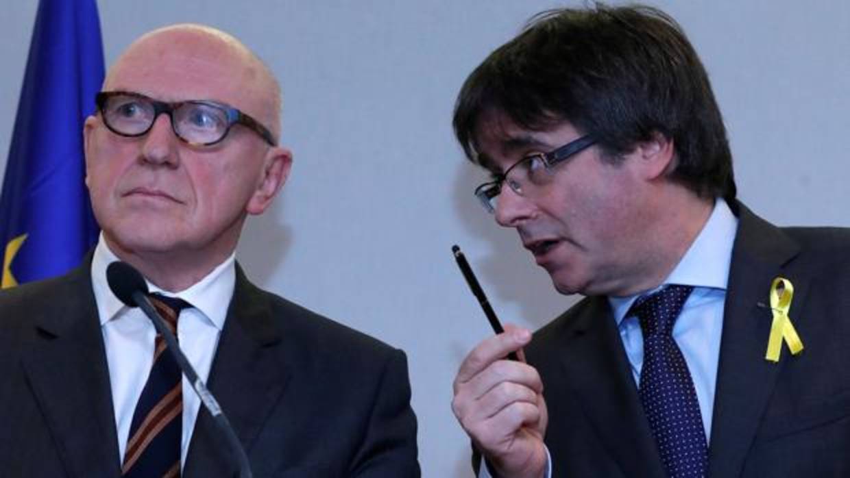 Carles Puigdemont y su abogado Paul Bekaert